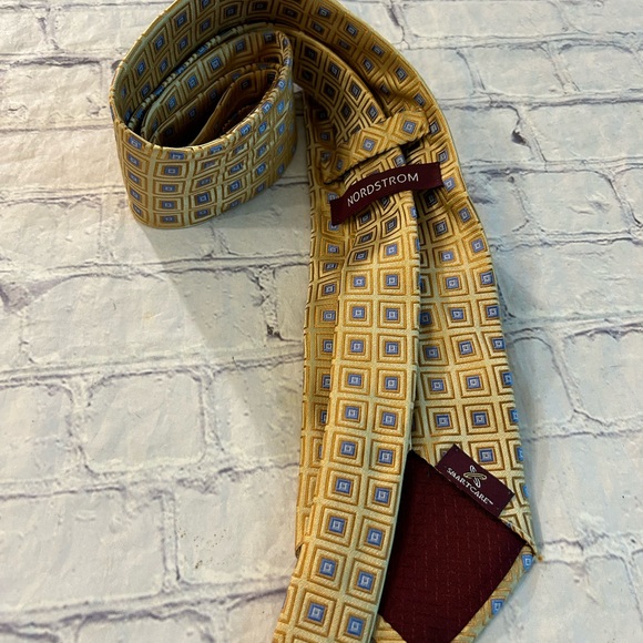 NORDSTROM YELLOW GOLD BLUE SQUARES SMARTCARE 100% SILK USA MADE MENS TIE - Picture 4 of 7